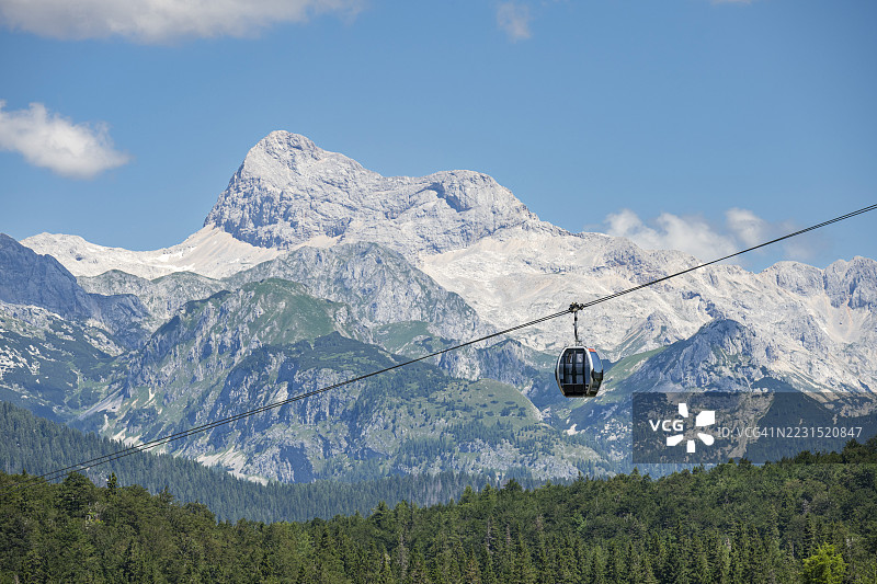 缆车与壮丽的雪山，斯洛文尼亚图片素材