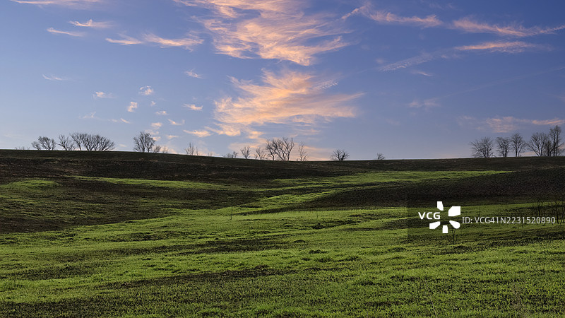 宁静的风景，绿草如茵与戏剧性的天空，美国图片素材