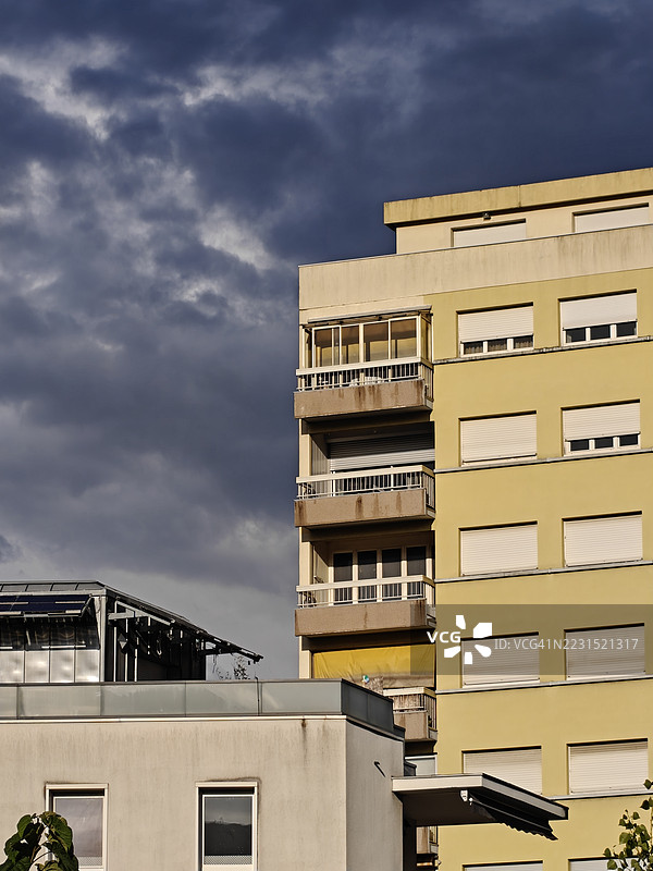 法国格勒诺布尔，戏剧性多云天空下的城市建筑图片素材