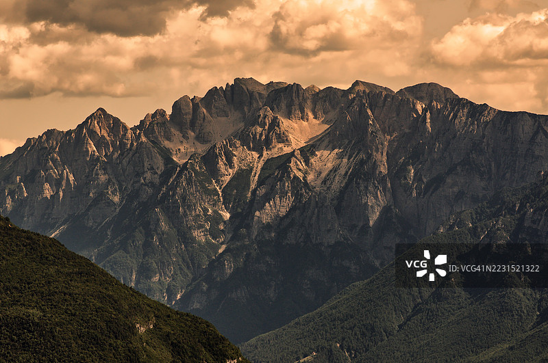 意大利壮丽的山脉在戏剧性的日落天空下图片素材