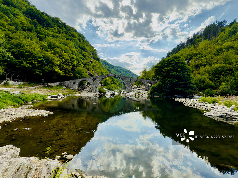 风景如画的石桥倒映在宁静的湖面上，保加利亚图片素材
