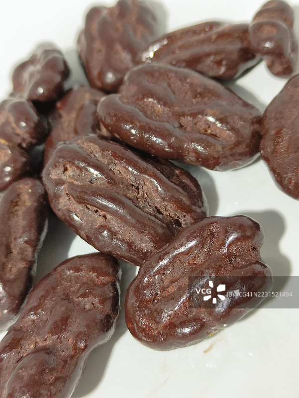 盘子上的巧克力裹枣特写图片素材