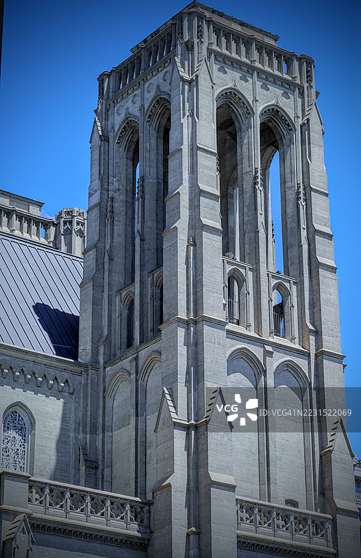 哥特式教堂塔楼与晴朗的蓝天，旧金山，美国图片素材