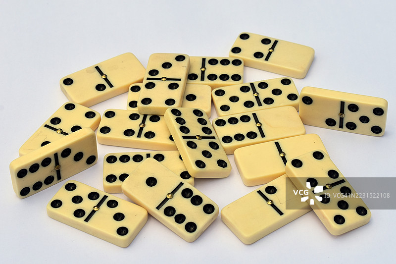 白色背景上的多米诺骨牌俯视图图片素材