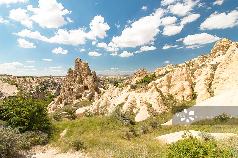 土耳其蓝天下的卡帕多奇亚岩石形成全景图图片素材