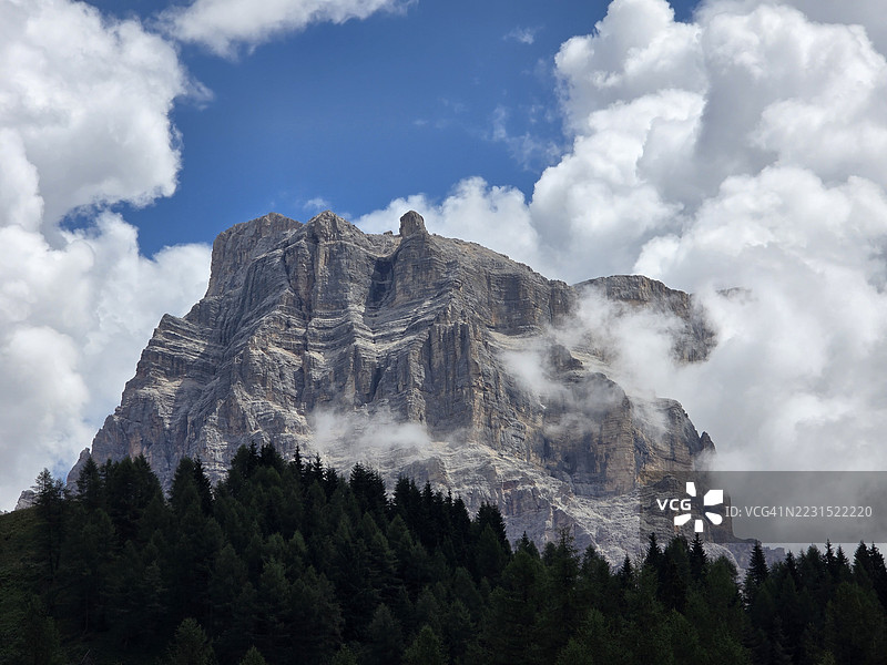 雄伟的山峰被云雾和森林环绕，意大利贝卢诺省图片素材