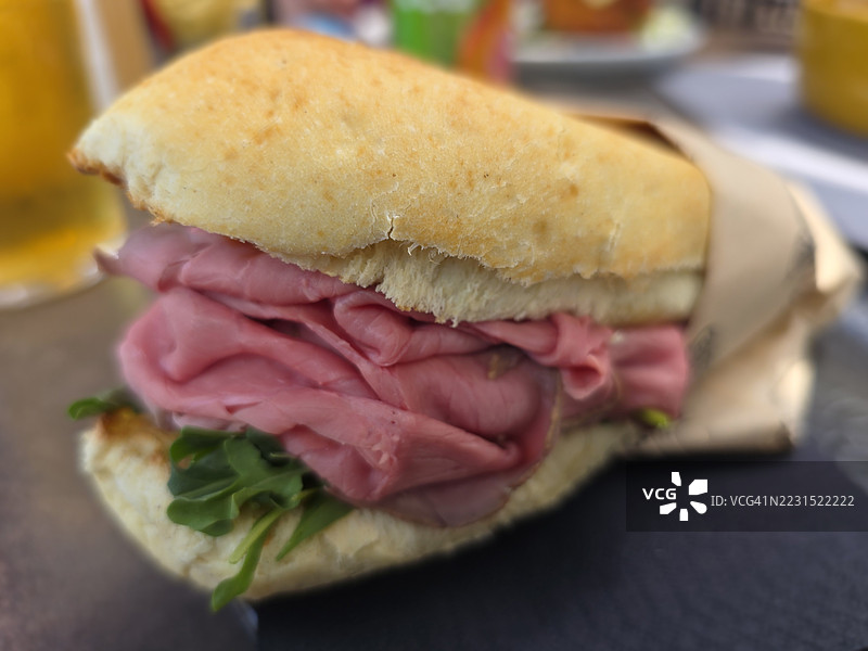 美味的三明治，配有新鲜食材，摆放在桌子上图片素材