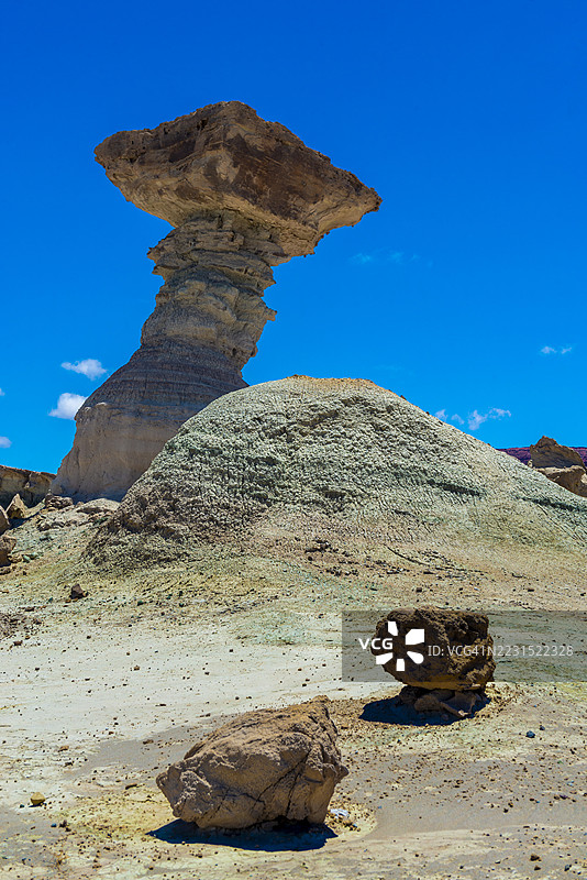 独特的岩石形成与晴朗的蓝天相映衬图片素材