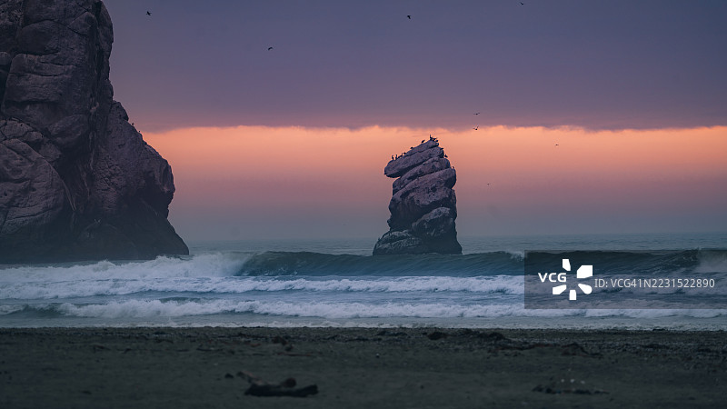 戏剧性的海洋日落，岩石 formations 和鸟类，莫罗湾，美国图片素材