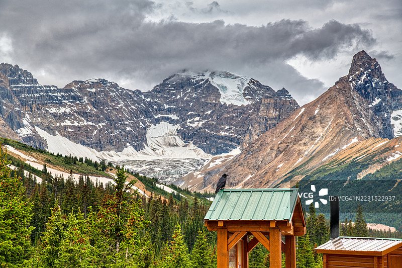 雄伟的雪山在多云的天空下，加拿大图片素材
