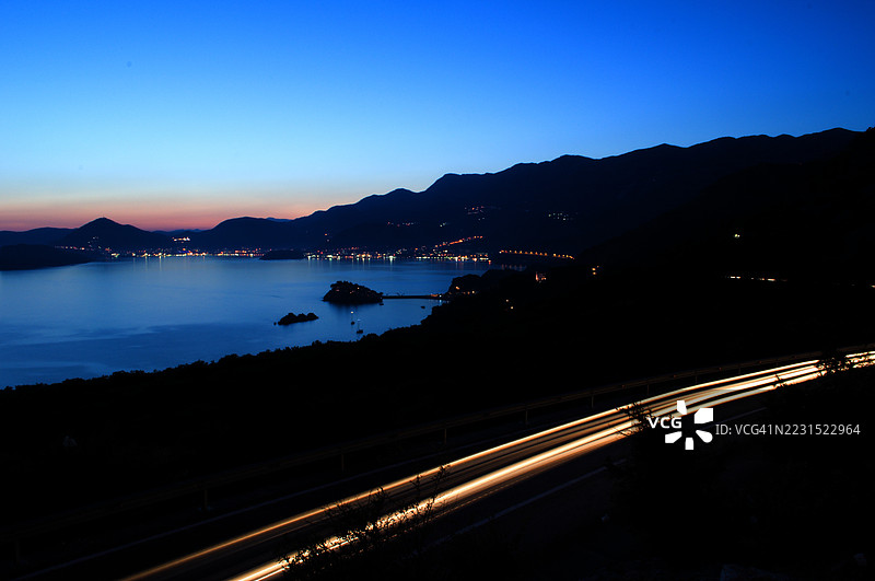 黄昏时分，黑山沿海公路的美丽景色与光轨图片素材