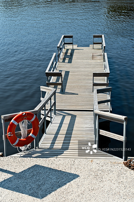 延伸至宁静湖水上的木栈道图片素材