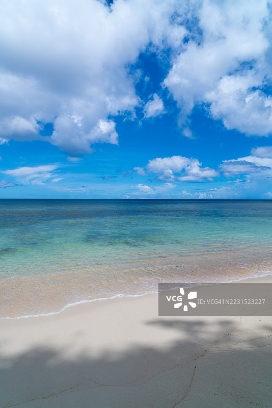 宁静的海滩，湛蓝的天空和海浪，关岛图片素材