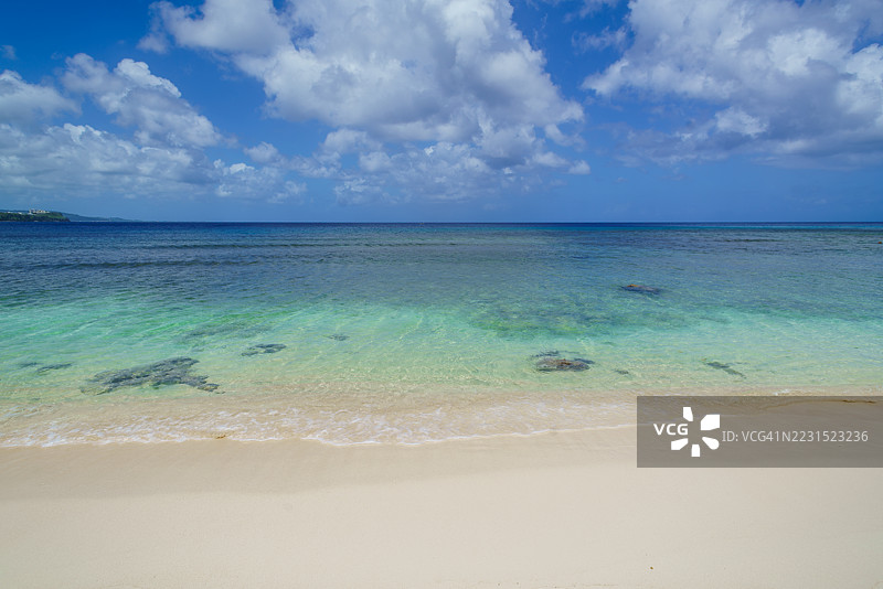 宁静的海滩，清澈的蓝色海水和天空，关岛图片素材