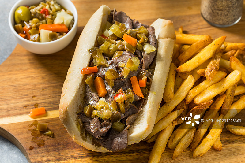 美味的意大利牛肉三明治配薯条和腌菜图片素材