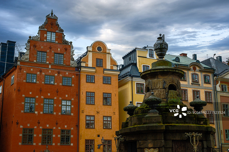 斯德哥尔摩老城的历史建筑和喷泉，瑞典斯德哥尔摩图片素材