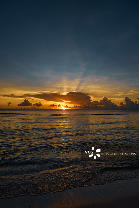壮观的海洋日落与戏剧性的天空，关岛图片素材