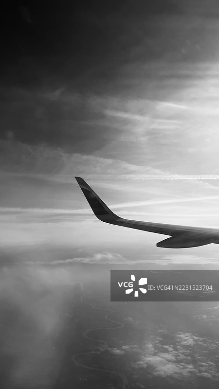 飞机机翼与戏剧性的天空图片素材