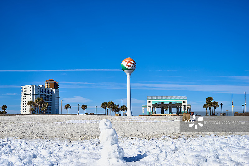 雪覆盖的彭萨科拉海滩，水塔与蓝天，彭萨科拉海滩，美国图片素材