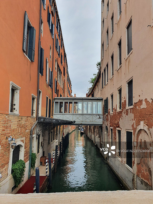 威尼斯历史建筑间的风景如画的运河图片素材