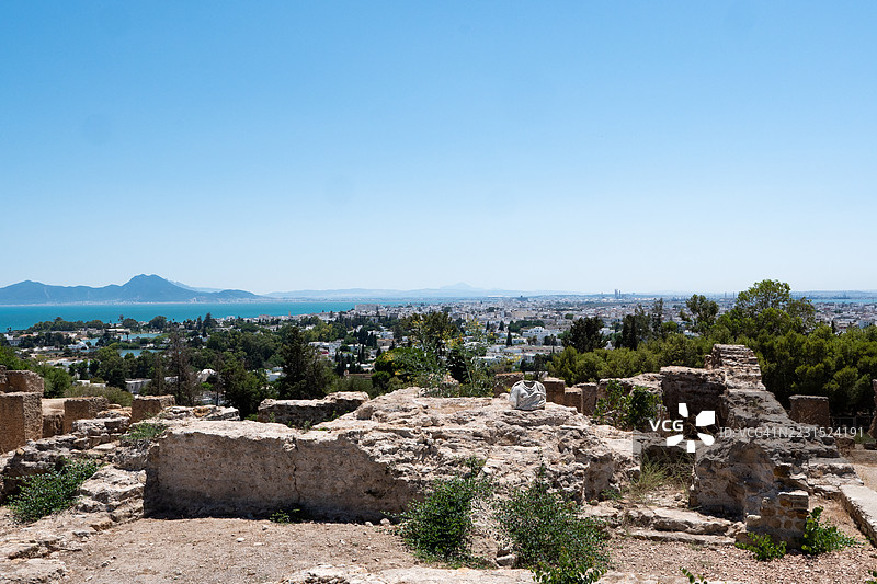 突尼斯莫纳斯提尔，俯瞰海滨城市景观的古代遗址图片素材