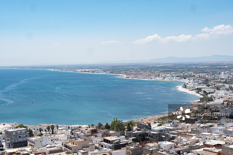 俯瞰大海的沿海城镇景观，突尼斯凯利比亚图片素材