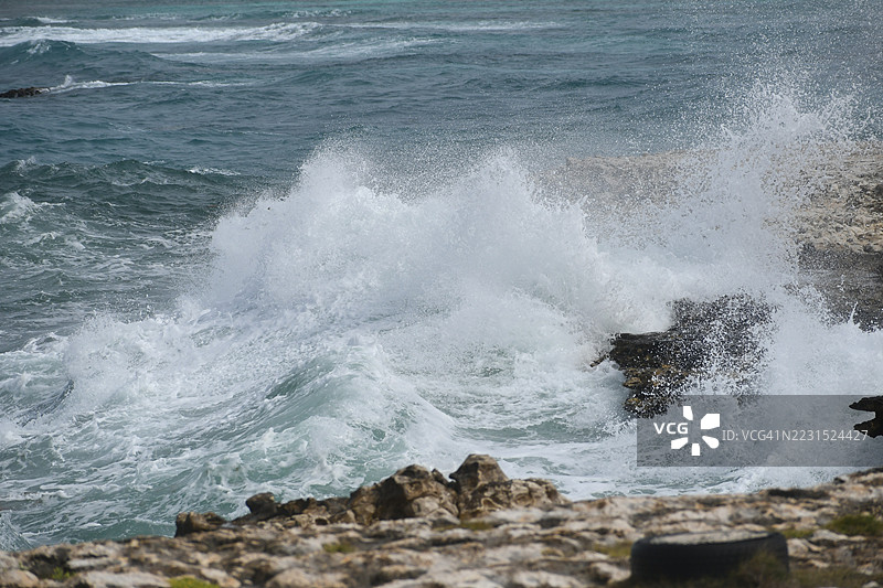 海浪拍打着岩石海岸图片素材
