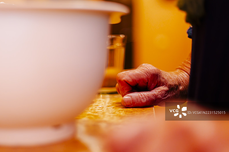 老年女性的手靠在桌子上特写镜头图片素材
