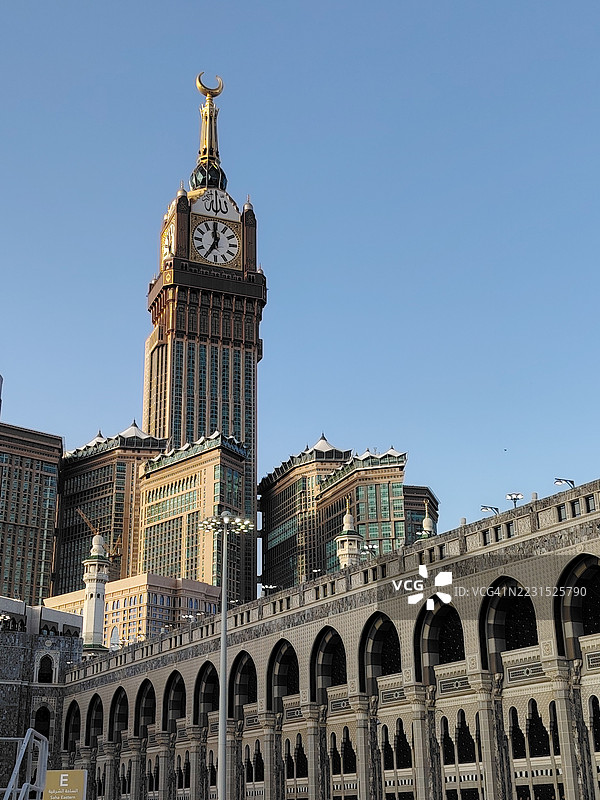 麦加的阿布拉伊阿尔贝特塔与晴朗的蓝天相映成趣图片素材