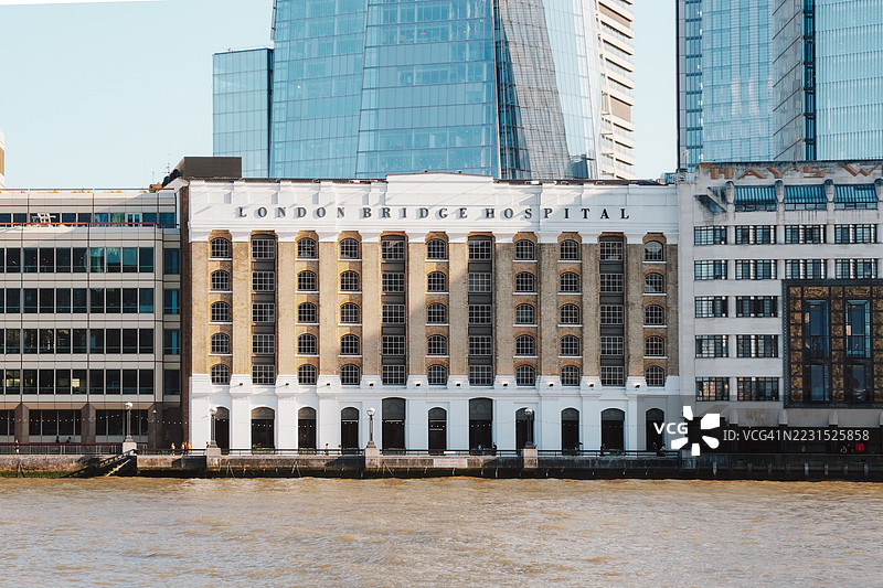 伦敦桥医院及其周围现代建筑，泰晤士河，伦敦，英国图片素材