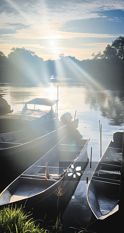日落时分停靠在宁静湖泊上的船只，特米纳布安，印度尼西亚图片素材