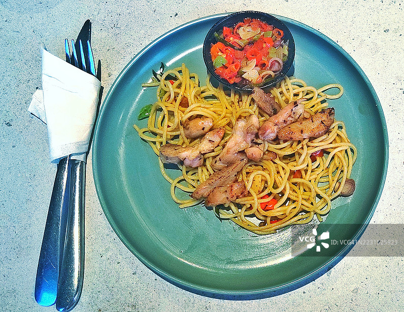 桌子上的一盘面条，配有烤鸡肉和蔬菜装饰图片素材