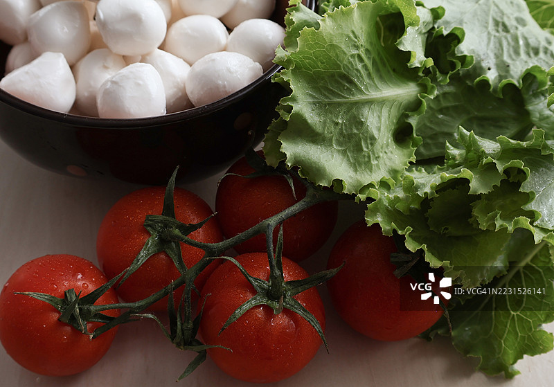 新鲜食材摆放在桌子上图片素材