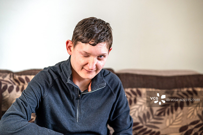 部分失明残疾男性的生活肖像图片素材