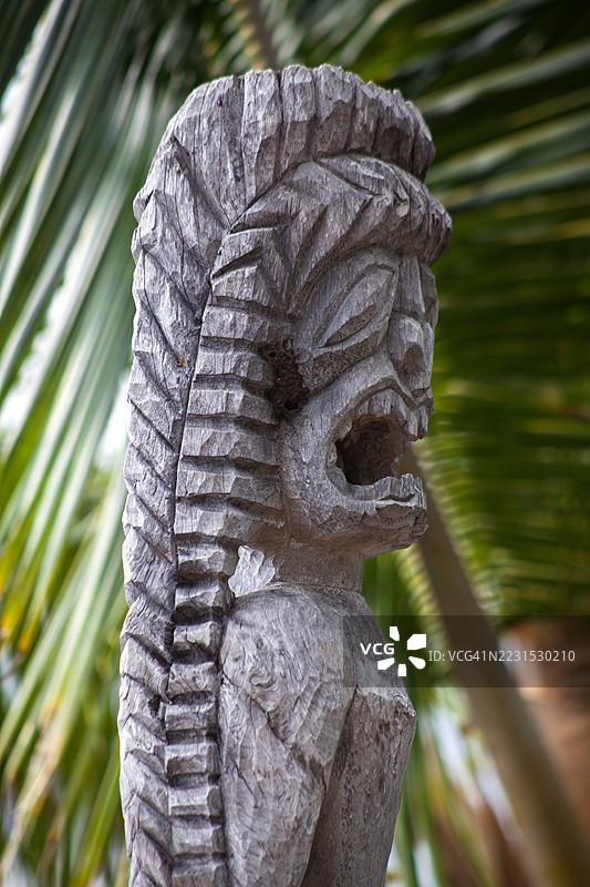 大岛上的提基雕像图片素材