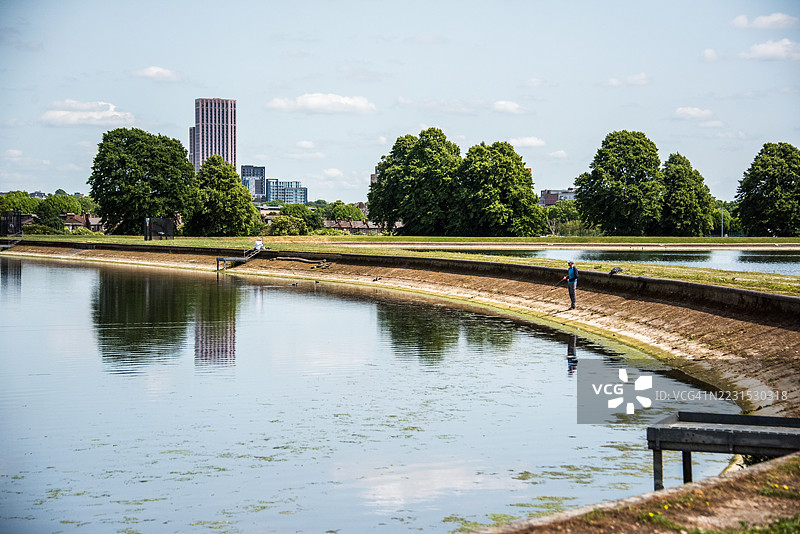 沃尔瑟姆斯托湿地的水库堤坝景观图片素材