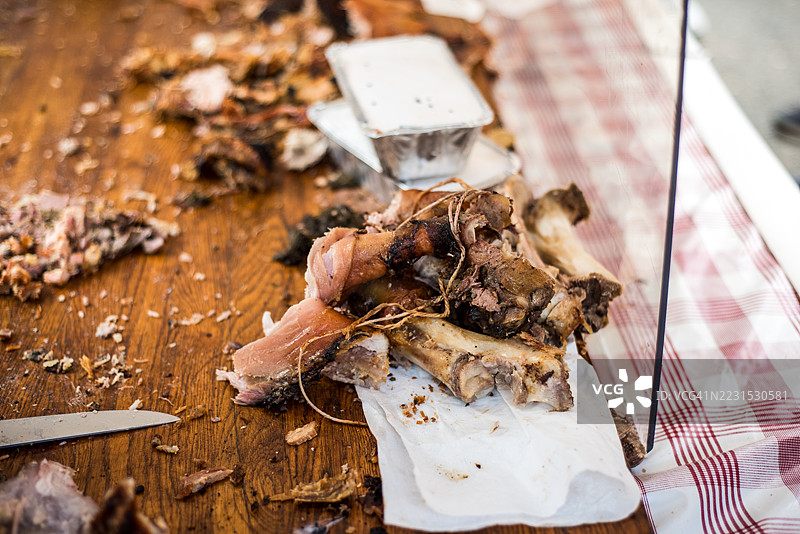 意大利食品摊位桌上的猪骨和肉类切割板图片素材