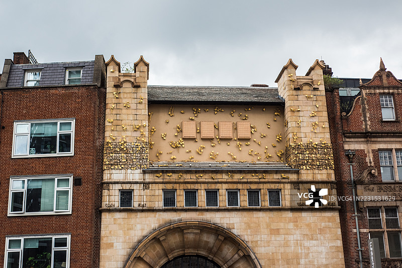 “生命之树”金色叶子装置位于怀特查佩尔画廊的外立面图片素材