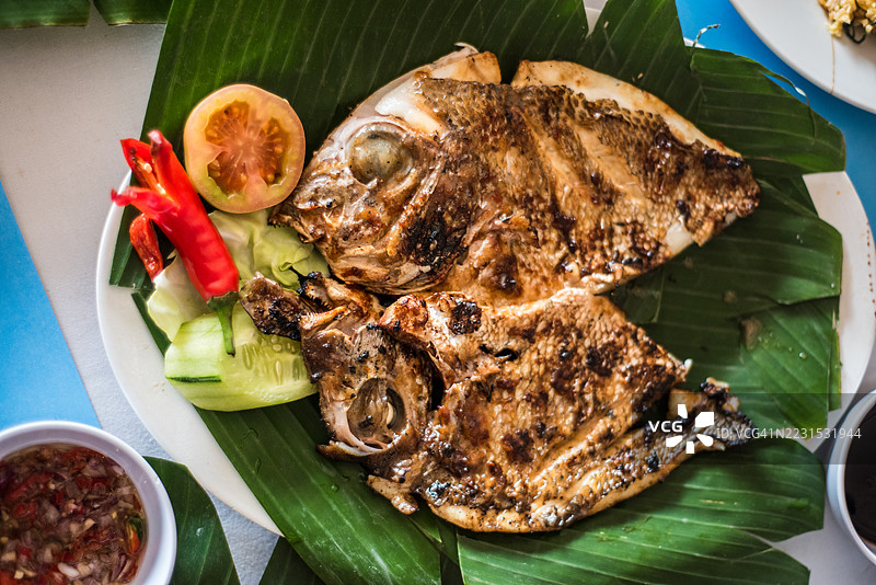 烤白鲷鱼（Kakap Putih）配新鲜装饰图片素材