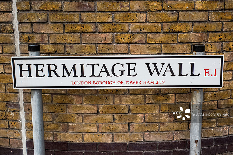 伦敦塔哈姆雷特区的赫尔米塔奇墙街道标志，E1图片素材