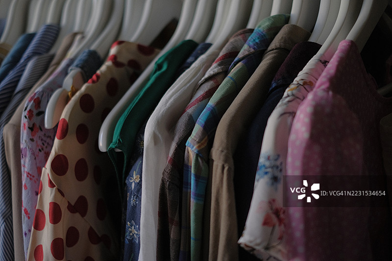 衬衫、上衣和衣服整齐地挂在衣架上图片素材