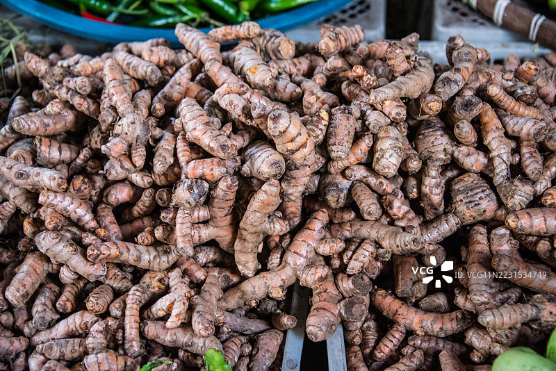 市场上的新鲜姜黄根（Kunyit）图片素材