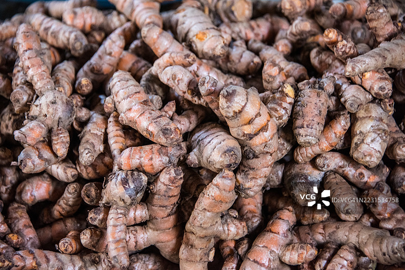 市场上的新鲜姜黄根（Kunyit）图片素材