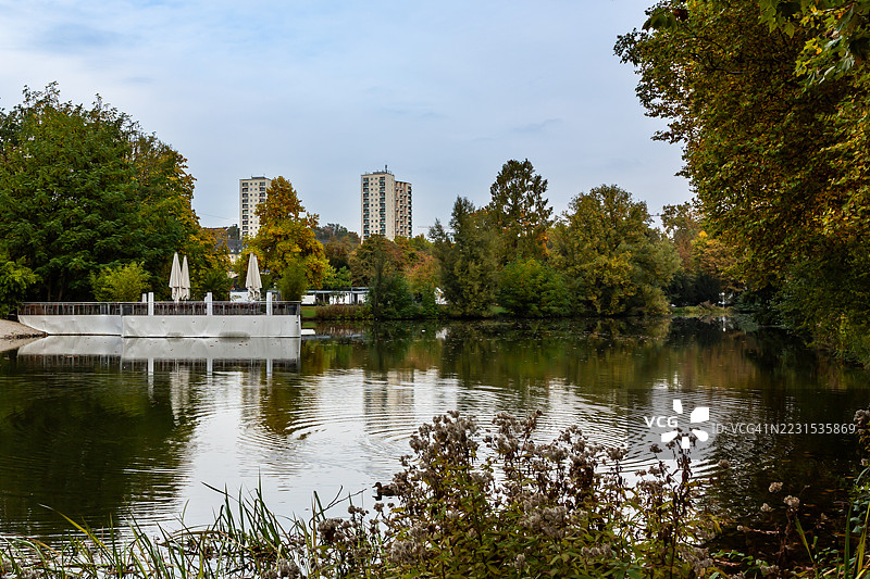 德国斯图加特公园内，一个池塘旁的两座住宅塔楼图片素材