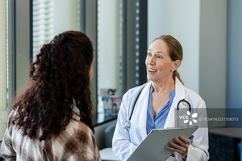 医生与患者交谈，医疗与健康图片素材