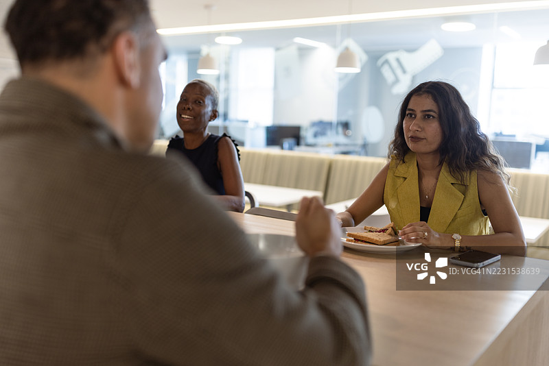 同事们在现代办公室里讨论图片素材