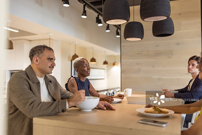 现代厨房中的早餐休闲会议图片素材