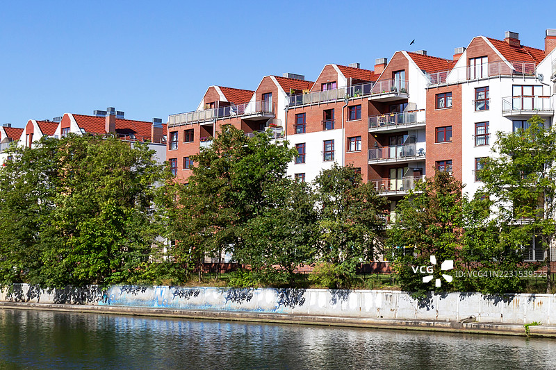 运河旁的住宅建筑图片素材