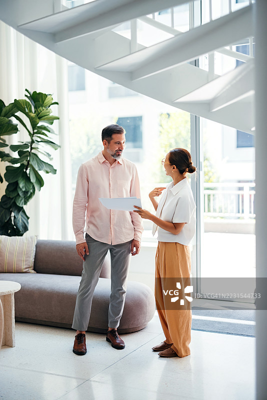 现代办公室环境中的专业讨论，伴随自然光照图片素材