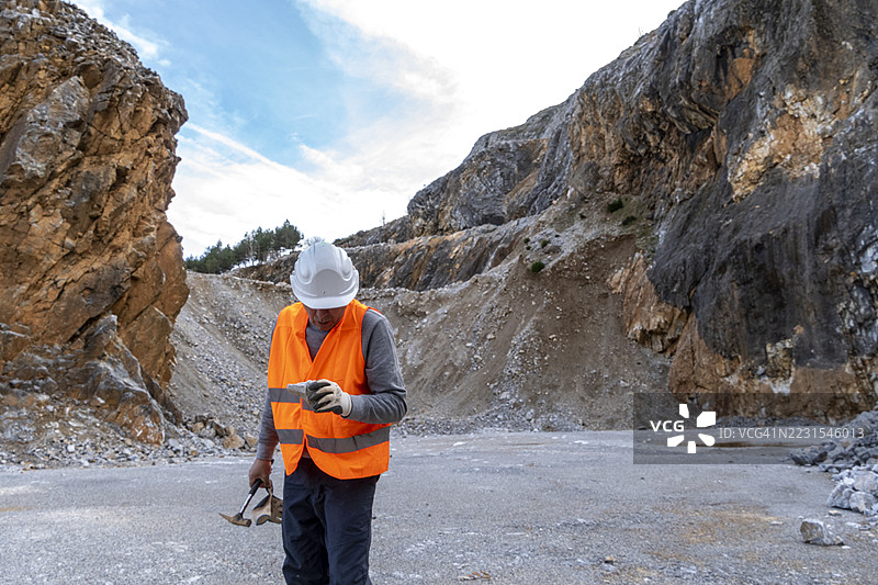 地质学家在检查矿山，探险者收集土壤样本以寻找矿物。图片素材